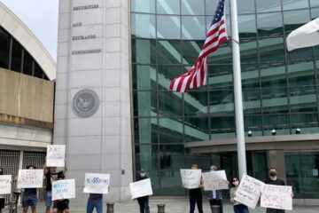 «Остановить войну с криптовалютой»: Сторонники Ripple XRP провели протест перед штаб-квартирой SEC